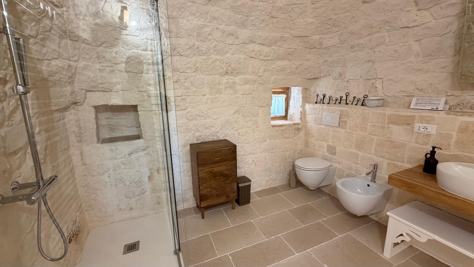 Trulli Comunicanti, Restaurati con Antico Camino, Ulivi Secolari.